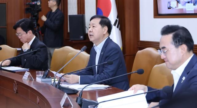 구윤철 부총리 겸 재정경제부 장관이 19일 서울 종로구 정부서울청사에서 열린 비상경제본부 회의 겸 경제ㆍ대외경제관계장관회의에서 발언하고 있다사진연합뉴스