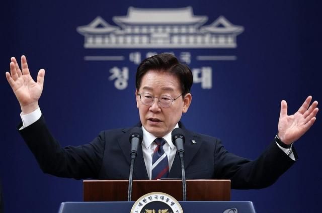 이재명 대통령이 19일 청와대 춘추관에서 열린 G7 참석·유럽 순방 결과 브리핑에서 취재진 질문에 답하고 있다 사진연합뉴스