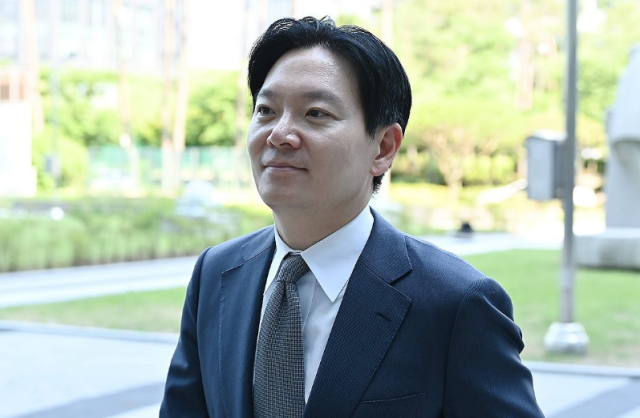 박상용 인천지검 부부장검사가 지난 16일 경기도 수원시 영통구 수원지방법원에서 열리는 이화영 전 경기도 평화부지사의 검사실 술 파티 위증 혐의 국민참여재판에 증인으로 출석하고 있다 사진연합뉴스 공동취재단