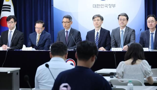 허장 재정경제부 2차관왼쪽 세번째이 19일 서울 종로구 정부서울청사에서 25년도 공공기관 경영평가 결과발표를 하고 있다사진연합뉴스