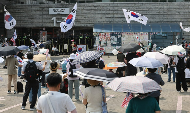 6·3 지방선거 투표용지 부족 사태로 인한 개표소 봉쇄 시위가 계속되고 있는 19일 서울 송파구 올림픽공원 핸드볼경기장 출입문 앞에서 참가자들이 구호를 외치고 있다 사진연합뉴스
