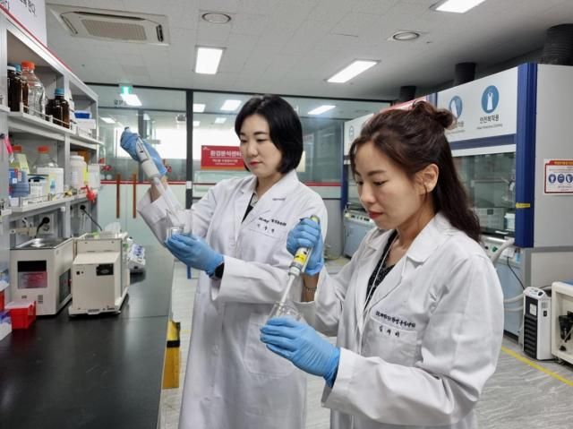 SK인텔릭스 화성캠퍼스 내 환경분석센터에서 연구원들이 실험하고 있다 사진SK인텔릭스