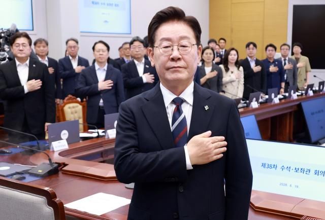 이재명 대통령이 19일 청와대에서 열린 수석보좌관회의에서 국기에 경례를 하고 있다 사진연합뉴스