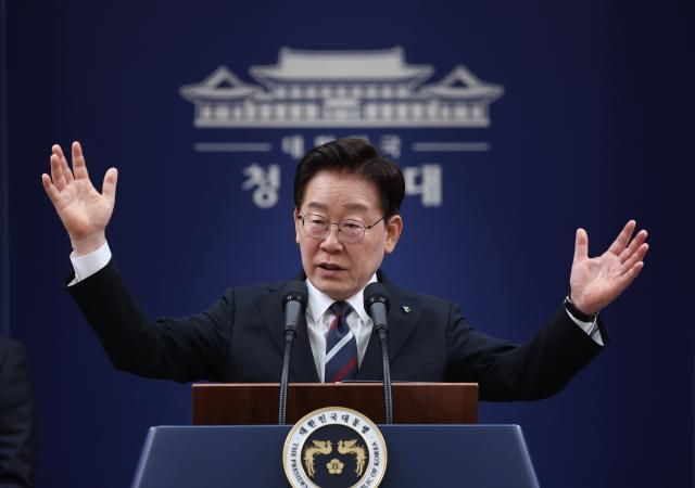 이재명 대통령이 19일 청와대 춘추관에서 열린 G7 참석·유럽 순방 결과 브리핑에서 취재진 질문에 답하고 있다 사진연합뉴스