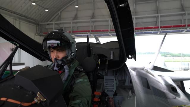 KF-21 시험비행조종사인 공군시험평가단 제52시험비행전대 제281시험비행대대 송민석 소령이 2026년 4월 22일 KF-21 조종석에서 계기와 장비를 점검하고 있다 사진공군본부