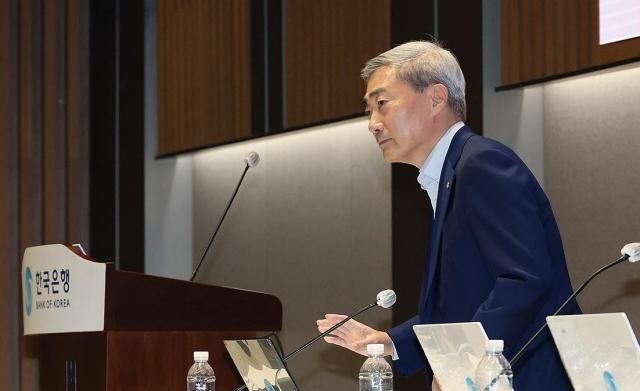 신현송 한국은행 총재가 지난 17일 서울 중구 한국은행 별관에서 열린 2026년 상반기 물가안정목표 운영상황 점검 기자설명회에 입장하고 있다 사진연합뉴스