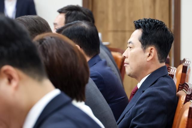 장동혁 국민의힘 대표가 지난 18일 국회에서 열린 최고위원회의에서 잠시 생각에 잠겨 있다사진연합뉴스