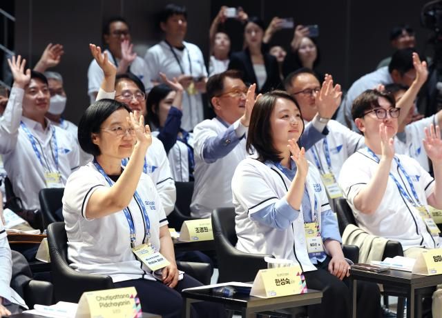 국무총리 후보자인 한성숙 중소벤처기업부 장관왼쪽이 16일 마포구 SVC 서울에서 열린 모두의 창업 1기 출범식에서 화면에 비춰진 다른 지역 참가자들을 향해 손을 흔들고 있다 사진연합뉴스