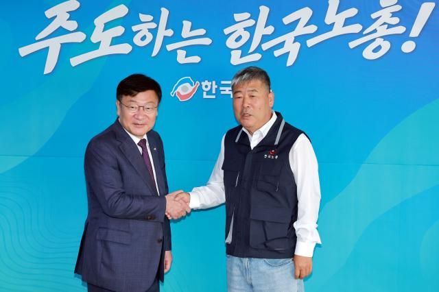 정점식 국민의힘 원내대표가 19일 서울 영등포구 여의도 한국노동조합총연맹을 방문해 김동명 한국노총 위원장과 악수하며 기념 촬영하고 있다 사진연합뉴스