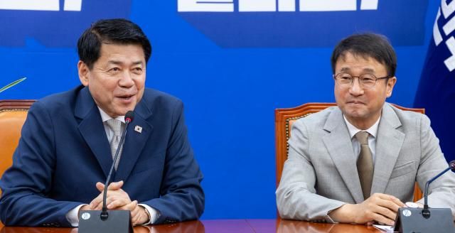 조국혁신당 김준형 신임 원내대표왼쪽가 19일 국회에서 취임 인사차 민주당을 방문해 더불어민주당 한병도 원내대표에게 인사말을 하고 있다사진연합뉴스