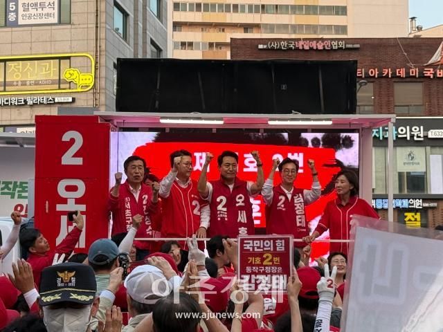 오세훈 국민의힘 서울시장 후보가 신동욱 최고위원 나경원 의원과 함께 2일 서울 동작구 남성사계 시장을 찾아 시민들에게 주먹을 들어보이고 있다 사진고혜영 기자
