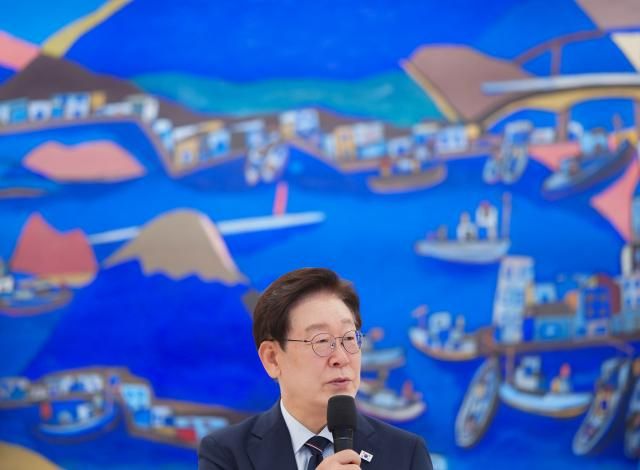 이재명 대통령이 2일 청와대에서 한-아프리카 외교장관회의 참석차 방한한 아프리카 국가 및 국제기구 장관급 인사들과 만나 인사말을 하고 있다 사진연합뉴스