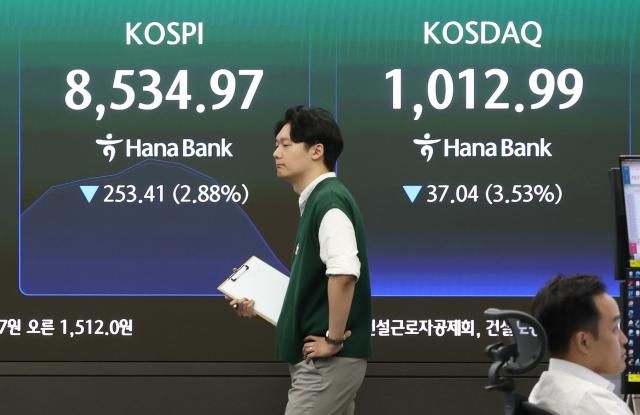 2일 서울 중구 하나은행 딜링룸 현황판에 코스피와 코스닥 지수가 표시되고 있다 이날 코스피는 전장보다 9481포인트108 오른 888319로 코스닥지수는 514포인트049 내린 104489로 출발했다 사진연합뉴스
