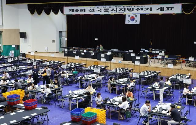 제9회 전국동시지방선거를 하루 앞둔 2일 서울 노원구 서울과학기술대학교 체육관에 차려진 개표소에서 관계자들이 투표지 분류기를 시연하고 있다 사진연합뉴스