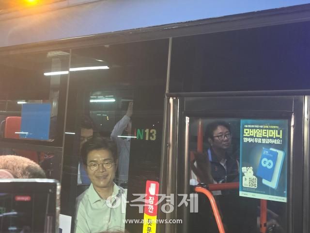 정원오 더불어민주당서울시장 후보가 유세를 마친 뒤 버스를 타고 이동하고 잇다 사진이건희 기자 