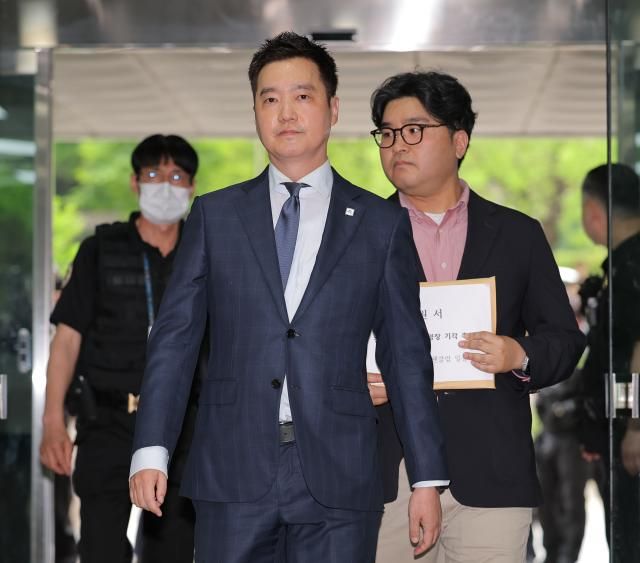 고故 김새론의 사망 원인이 배우 김수현의 채무 압박 때문이라는 등 허위 사실을 유포한 혐의를 받는 김세의 가로세로연구소 대표가 지난 26일 서울 서초구 서울중앙지방법원에서 열린 구속 전 피의자 심문영장실질심사에 출석하고 있다 사진연합뉴스