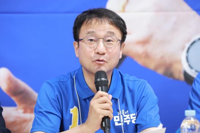 더불어민주당 한병도 공동상임선거대책위원장이 1일 충남 천안시 민주당 박수현 충남도지사 후보 선거사무소에서 열린 중앙선대위 회의에 참석해 발언하고 있다 사진연합뉴스