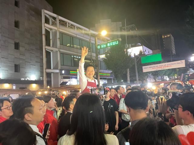지난 2일 장동혁 국민의힘 대표가 서울 종로구 종로3가역 인근 포장마차 거리에서 시민들에게 지지를 호소하고 있다 사진이다희 기자