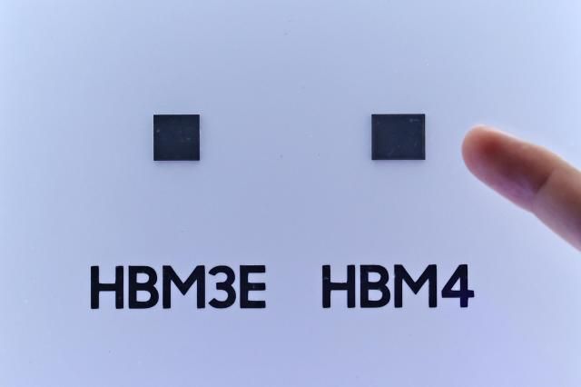 삼성전자의 HBM3E왼쪽과 HBM4 실물 모습 사진연합뉴스