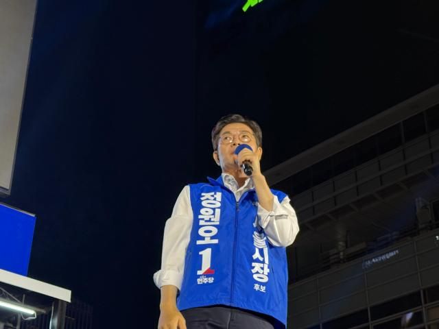정원오 더불어민주당 서울시장 후보가 2일 서울 청계광장에서 마지막 유세에 돌입했다사진송승현 기자
