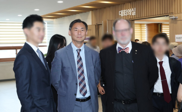 부정선거론자 모스 탄한국명 단현명 미국 리버티대 교수가 지난 29일 사전투표가 진행되고 있는 경기도 평택시 안중읍 행정복지센터를 방문하고 있다 사진연합뉴스