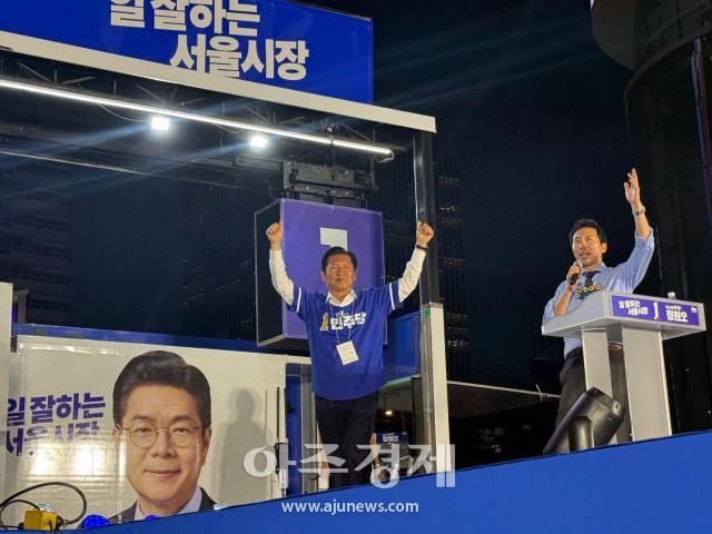 정청래 더불어민주당 대표가 2일 청계광장에서 정원오 서울시장 후보 유세를 하기 위해 등장하고 있다 사진박종호 기자