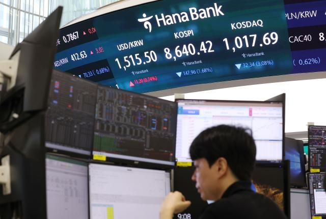 2일 오전 서울 중구 하나은행 딜링룸 현황판에 원·달러 환율과 주가지수가 표시돼 있다 사진연합뉴스