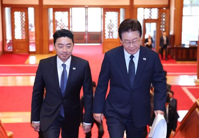  이재명 대통령이 6일 강훈식 비서실장과 청와대 본관으로 출근하고 있다 사진연합뉴스