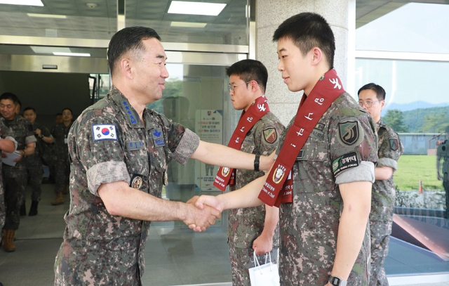 진영승 합참의장이 2일 육군 수도군단을 방문해 장병과 악수하며 격려하고 있다 사진연합뉴스