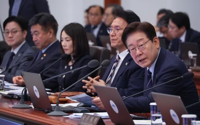 이재명 대통령이 2일 청와대에서 열린 국무회의 겸 비상경제점검회의에서 발언하고 있다 사진연합뉴스