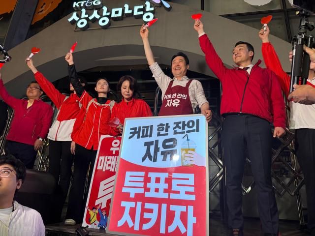 지난 2일 장동혁 국민의힘 대표는 서울 마포구 홍대입구역을 돌며 시민들에게 투표 참여를 독려했다 사진고혜영 기자