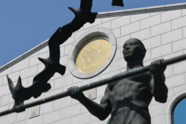  6·3 지방선거 투표용지 부족 사태를 수사하는 검경 합동수사본부합수본가 중앙선거관리위원회 서버 등에 대한 압수수색을 마무리하고 본격적인 조사에 돌입할 것으로 보이는 가운데 지난 15일 경기도 과천시 중앙선거관리위원회의 모습 사진연합뉴스