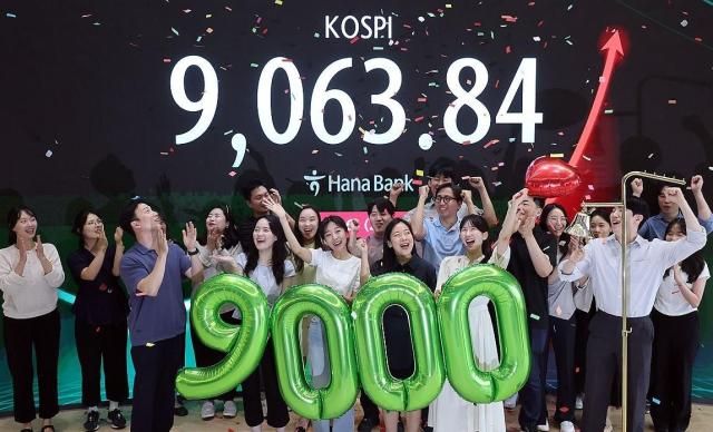 18일 서울 중구 하나은행 본점 딜링룸에서 직원들이 코스피 9000선 돌파를 기념하며 축하 세리머니를 펼치고 있다 사진연합뉴스