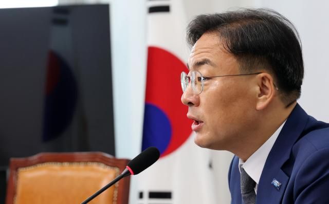 신장식 조국혁신당 당 대표 권한대행이 21일 국회에서 기자간담회를 하고 있다 사진연합뉴스