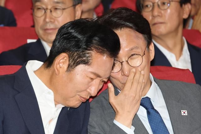 정청래 더불어민주당 대표와 김민석 국무총리가 21일 국회 의원회관에서 열린 6·3 지방선거 단체장 당선자 워크숍에서 대화하고 있다 사진연합뉴스