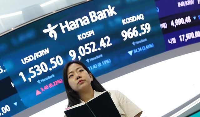 19일 서울 중구 하나은행 본점 딜링룸 전광판에 원달러 환율 코스피 지수 코스닥 지수가 표시돼 있다 사진연합뉴스