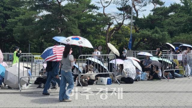 6·3 지방선거 투표용지 부족사태로 촉발된 잠실 개표소 봉쇄 시위가 21일 기준 17일째를 맞았다 이날 다수의 공연도 예정돼 있어 관람객과 시위 참가자들 간의 동선이 겹쳤다 사진박종호 기자