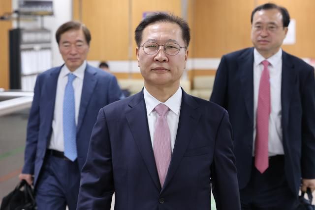 12·3 비상계엄 사태에 가담하고 김건희 여사의 수사 관련 청탁을 들어준 혐의로 기소된 박성재 전 법무부 장관이 지난 4월 27일 서울 서초구 서울중앙지법에서 열린 1심 결심공판에 출석하고 있다 사진연합뉴스