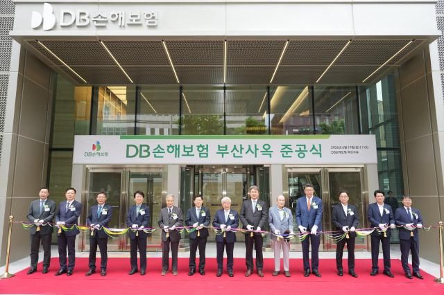 지난 19일 부산광역시 부산진구 부전동 DB손해보험 부산사옥에서 김정남 DB그룹 부회장오른쪽 일곱 번째과 정종표 DB손해보험 사장오른쪽 여섯 번째 및 주요 관계자들이 준공식 기념촬영을 하고 있다 사진DB손해보험