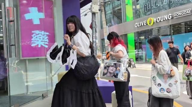홍대 한 대형약국에 외국인들이 캐리어를 끌고 들어가고 있다.[사진=박보람 기자] 