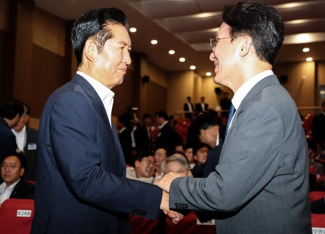 더불어민주당 정청래 대표와 김민석 국무총리가 지난 21일 국회 의원회관에서 열린 6·3 지방선거 단체장 당선자 워크숍을 마친 뒤 악수하고 있다사진연합뉴스