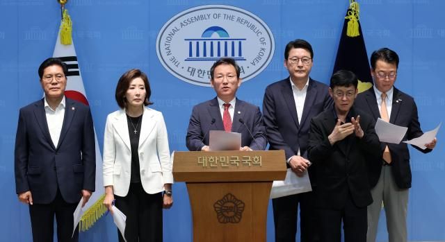 국민의힘 소속 이재명 죄 지우기 국정조사 특별위원회 위원들이 22일 국회 소통관에서 이화영 전 경기도 평화부지사 1심 유죄 선고 관련 기자회견을 하고 있다사진연합뉴스