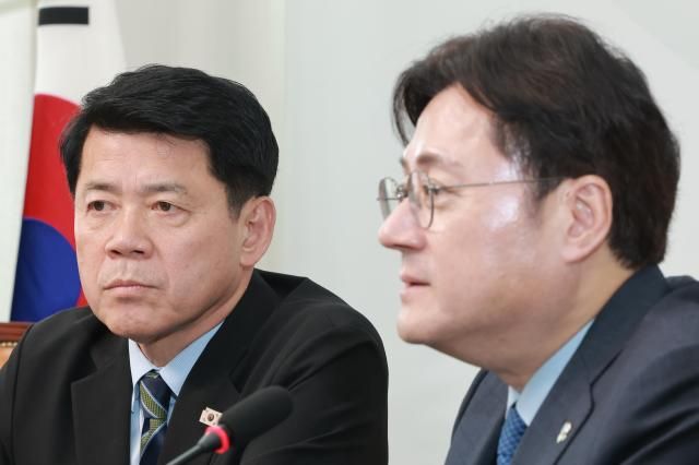 조국혁신당 김준형 원내대표가 22일 원내대표 취임 축하 인사차 국회를 찾은 홍익표 정무수석과 만나 홍 수석의 인사말을 듣고 있다 사진연합뉴스