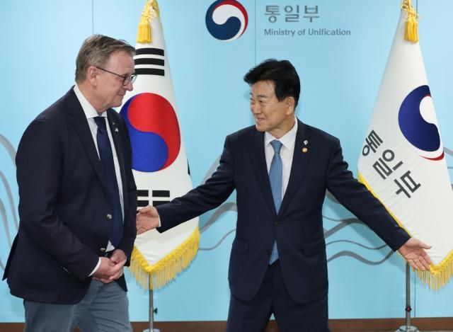 정동영 통일부 장관이 22일 오후 서울 종로구 정부서울청사 집무실에서 보도 라멜로 독일 연방의회 하원부의장을 자리로 안내하고 있다 사진연합뉴스