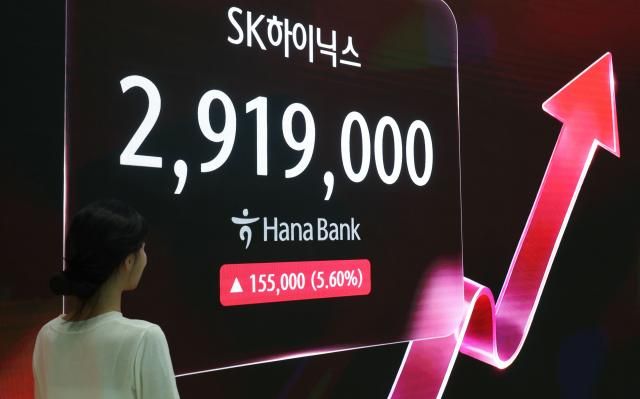 SK하이닉스가 장중 상승폭을 키우며 삼성전자보통주 기준를 제치고 코스피 시가총액 1위로 올라섰다 이로써 25년 7개월 만에 코스피 왕좌 교체가 이뤄진 모습이다 사진연합뉴스