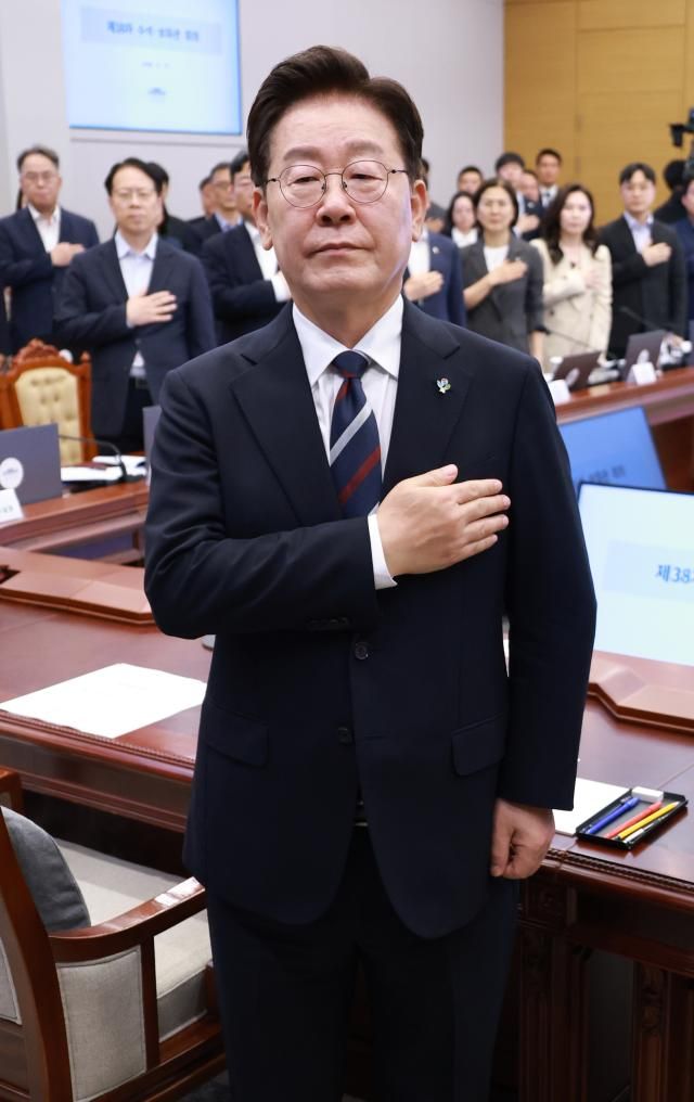 이재명 대통령이 19일 청와대에서 열린 수석보좌관회의에서 국기에 경례하고 있다 사진연합뉴스