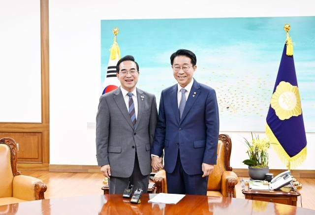 박홍근 기획예산처 장관왼쪽이 22일 오후 서울 영등포구 국회의사당에서 조정식 국회의장과 면담에 앞서 기념 촬영을 하고 있다 사진기획예산처