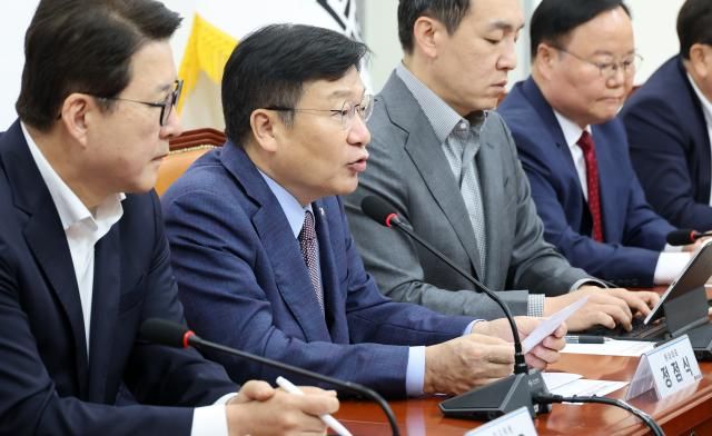 정점식 국민의힘 원내대표왼쪽 둘째가 22일 국회에서 열린 최고위원회의에서 발언하고 있다 사진연합뉴스