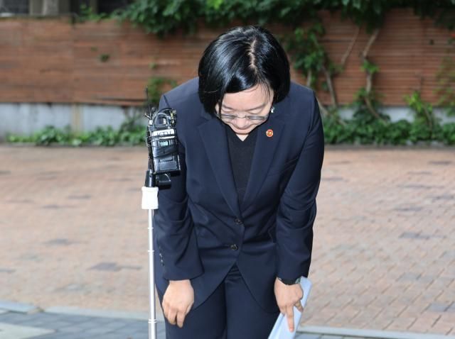 한성숙 국무총리 후보자중소벤처기업부 장관가 22일 서울 종로구 통의동 금융감독연수원에 마련된 인사청문회 준비 사무실로 출근하며 최근 발생한 모두의 창업 개인정보 유출과 관련 사과하고 있다 사진연합뉴스 