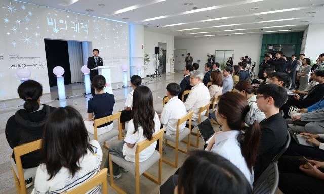 강훈식 비서실장이 지난 9일 청와대 사랑채에서 열린 국민주권 정부 출범 1주년 기획 전시 빛의 궤적 개막식에서 환영사를 하고 있다 사진연합뉴스